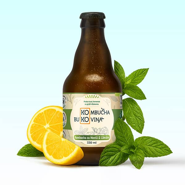Sticlă de kombucha artizanală cu mentă și lămâie, băutură probiotică naturală și răcoritoare
