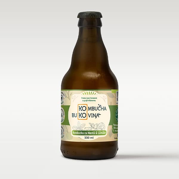 Sticlă de kombucha artizanală cu mentă și lămâie, băutură probiotică naturală și răcoritoare