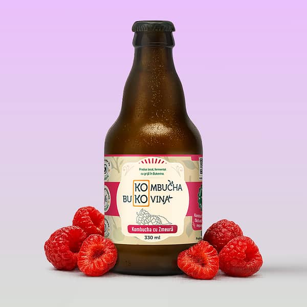Sticlă de kombucha artizanală cu suc de zmeură, băutură probiotică naturală și răcoritoare
