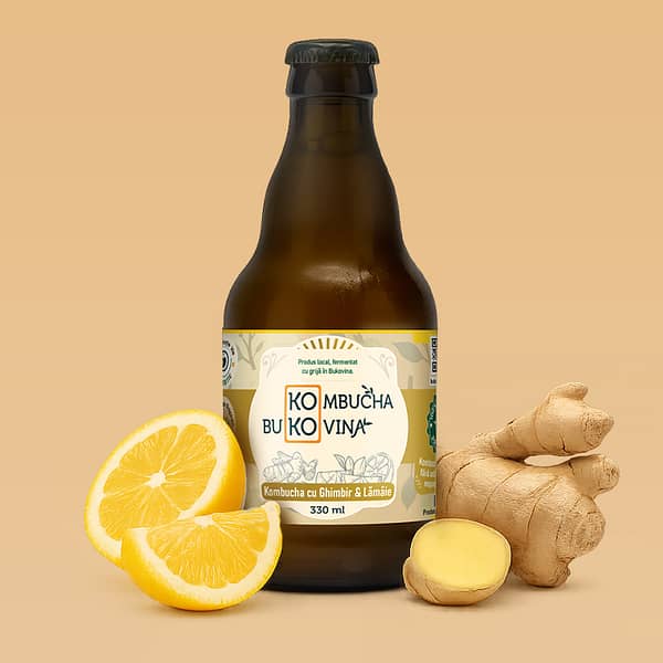 Sticlă de kombucha artizanală cu ghimbir și lămâie, băutură probiotică naturală