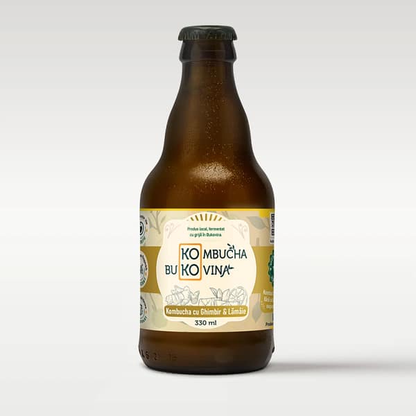 Sticlă de kombucha artizanală cu ghimbir și lămâie, băutură probiotică naturală